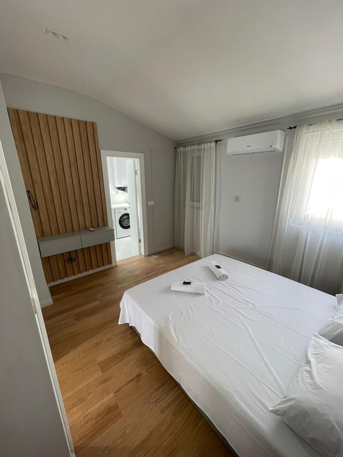Lungomare Apartments Petrovac Екстер'єр фото